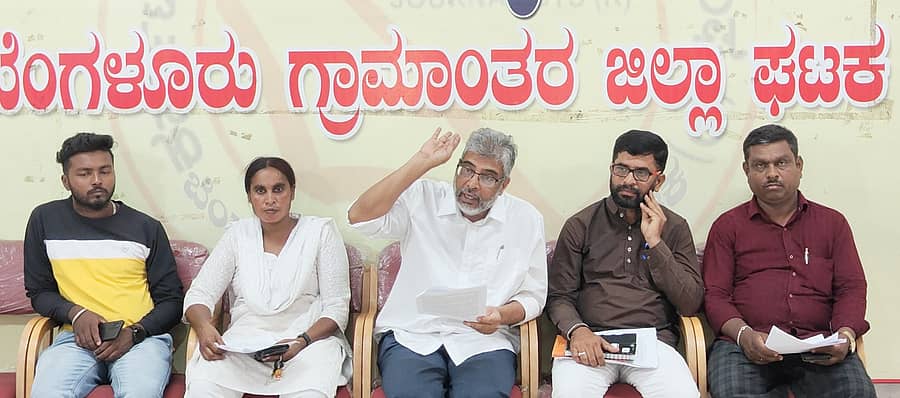 ದೇವನಹಳ್ಳಿಯ ಪತ್ರಿಕಾ ಭವನದಲ್ಲಿ ನಡೆದ ಸುದ್ದಿಗೋಷ್ಠಿಯಲ್ಲಿ ಸಂವಿಧಾನ ರಕ್ಷಣಾ ವೇದಿಕೆಯ ಪದಾಧಿಕಾರಿಗಳು ಭಾಗವಹಿಸಿದ್ದರು