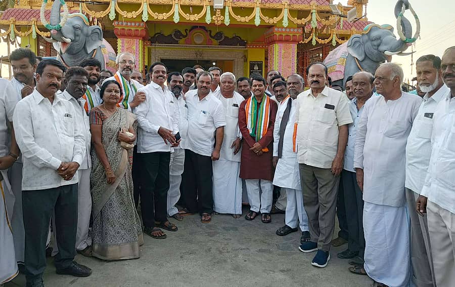 ಹೊಳಲ್ಕೆರೆಯ ಪ್ರಸನ್ನ ಗಣಪತಿ ದೇವಾಲಯಕ್ಕೆ ಸೋಮವಾರ ಕಾಂಗ್ರೆಸ್ ಅಭ್ಯರ್ಥಿ ಬಿ.ಎನ್.ಚಂದ್ರಪ್ಪ ಭೇಟಿ ನೀಡಿದರು.