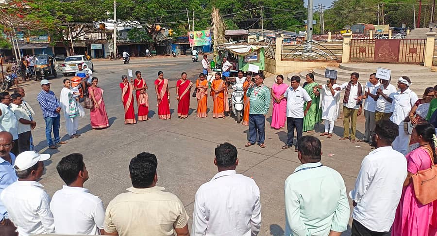 ಕುಮಾರಪಟ್ಟಣದ ವಾಲ್ಮೀಕಿ ವೃತ್ತದಲ್ಲಿ ಕೊಡಿಯಾಲ ಗ್ರಾಮ ಪಂಚಾಯ್ತಿಯಿಂದ ಮತದಾನ ಜಾಗೃತಿ ಮೂಡಿಸಲಾಯಿತು