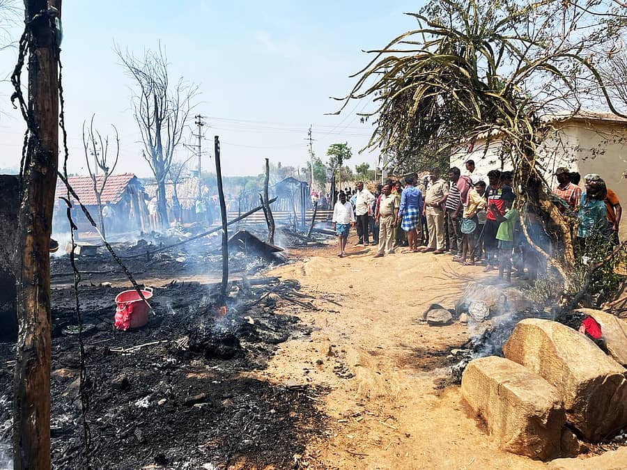 ಕೊರಟಗೆರೆ ತಾಲ್ಲೂಕಿನ ಚಿಂಪುಗಾನಹಳ್ಳಿಯಲ್ಲಿ ಶುಕ್ರವಾರ ಆಕಸ್ಮಿಕ ಬೆಂಕಿಯಿಂದ 9 ಗುಡಿಸಲುಗಳು ಭಸ್ಮವಾಗಿವೆ