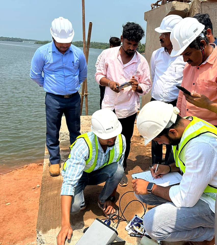  ಕುಮಟಾ ತಾಲ್ಲೂಕಿನ ಹೆಗಡೆ-ಮಿರ್ಜಾನ ನಡುವೆ ಮುರಿದು ಬಿದ್ದ ನಿರ್ಮಾಣ ಹಂತದಲ್ಲಿದ್ದ ಅಘನಾಶಿನಿ ಸೇತುವೆ ಸಿಮೆಂಟ್ ತೊಲೆಯ ಮಾದರಿಗಳನ್ನು ಹುಬ್ಬಳ್ಳಿಯ ಎಸ್ಸಾರ್ ಸಂಶೋಧನಾ ಪ್ರಯೋಗ ಶಾಲೆಯ ಸಿಬ್ಬಂದಿ  ಪರಿಶೀಲಿಸಿದರು