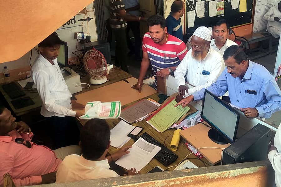 ರಬಕವಿ ಬನಹಟ್ಟಿ ನಗರಸಭೆಯಲ್ಲಿ ಆಸ್ತಿ ಕರ ಪಾವತಿಸಲು ಬಂದಿದ್ದ ಸಾರ್ವಜನಿಕರು ಸರ್ವರ್ ಸಮಸ್ಯೆ ಕುರಿತು ಸಿಬ್ಬಂದಿ ಜೊತೆಗೆ ಚರ್ಚಿಸಿದರು