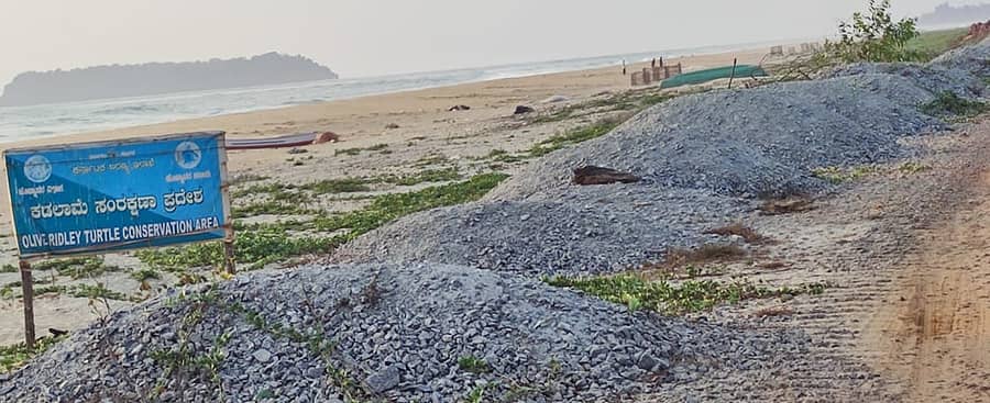 ಹೊನ್ನಾವರ ತಾಲ್ಲೂಕಿನ ಕಾಸರಕೋಡ ಟೊಂಕದಲ್ಲಿ ಬಂದರು ನಿರ್ಮಾಣಕ್ಕೆ ಜಲ್ಲಿಕಲ್ಲುಗಳನ್ನು ಹಾಕಿರುವುದು