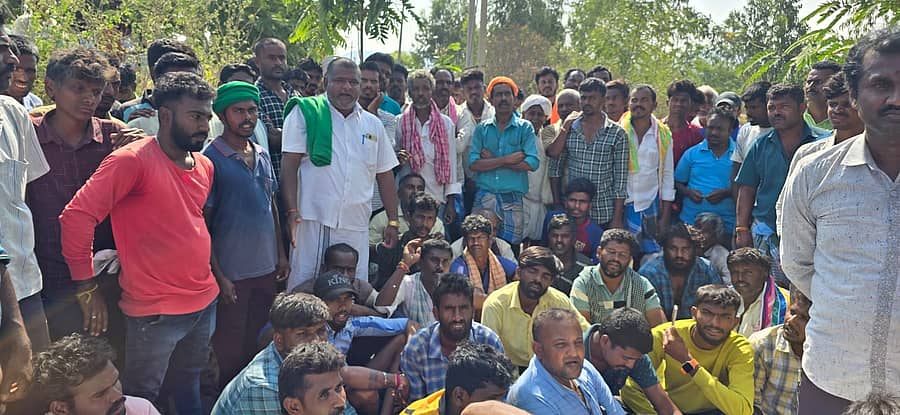 ಬಂಗಾರಪೇಟೆಯಲ್ಲಿ ಭಾನುವಾರ ಕಾಡಾನೆ ಹಾವಳಿಗೆ ಸೂಕ್ತ ಪರಿಹಾರ ಕಂಡುಕೊಳ್ಳಬೇಕೆಂದು ಆಗ್ರಹಿಸಿ ಪೋಲೇನಹಳ್ಳಿ ಗ್ರಾಮ ಸೇರಿದಂತೆ ಸುತ್ತಮುತ್ತಲ ಗ್ರಾಮಸ್ಥರು ಸರ್ಕಾರದ ವಿರುದ್ಧ ಪ್ರತಿಭಟಿಸಿದರು