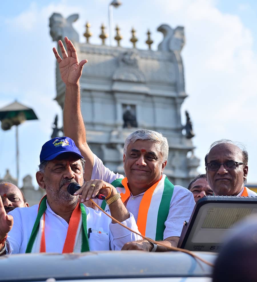 ಬಾಗಲಗುಂಟೆಯಲ್ಲಿ ನಡೆದ ರೋಡ್ ಶೋದಲ್ಲಿ ಎಂ.ವಿ. ರಾಜೀವ್ ಗೌಡ ಪರ ಉಪ ಮುಖ್ಯಮಂತ್ರಿ ಡಿ.ಕೆ. ಶಿವಕುಮಾರ್ ಮತಯಾಚಿಸಿದರು.