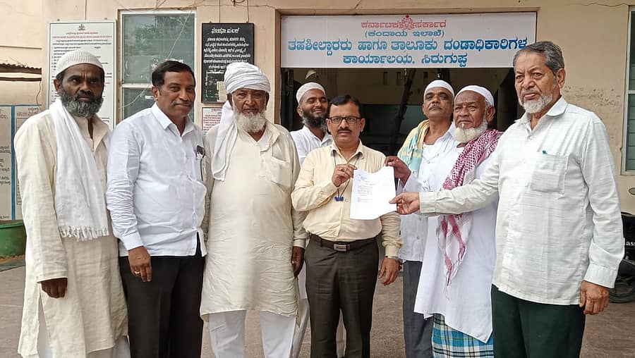 ನೇಹಾ ಹಿರೇಮಠ ಹತ್ಯೆ ಖಂಡಿಸಿ ಸಿರುಗುಪ್ಪದಲ್ಲಿ ಮುಸ್ಲಿಮರು ಪ್ರತಿಭಟನೆ ನಡೆಸಿ ತಹಶೀಲ್ದಾರ್ ಶಂಶಂ ಆಲಾಂ ಅವರಿಗೆ ಮನವಿ ಸಲ್ಲಿಸಿದರು