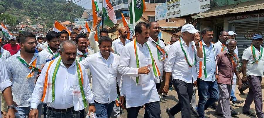 ವಿರಾಜಪೇಟೆ ಪಟ್ಟಣದಲ್ಲಿ ಗುರುವಾರ ಕಾಂಗ್ರೆಸ್ ಪಕ್ಷದ ಅಭ್ಯರ್ಥಿ ಎಂ.ಲಕ್ಷಣ್, ಶಾಸಕ ಎ.ಎಸ್.ಪೊನ್ನಣ್ಣ ಸೇರಿದಂತೆ ಪಕ್ಷದ ಪದಾಧಿಕಾರಿಗಳು,  ಕಾರ್ಯಕರ್ತರು ರೋಡ್ ಶೋ ನಡೆಸಿದರು