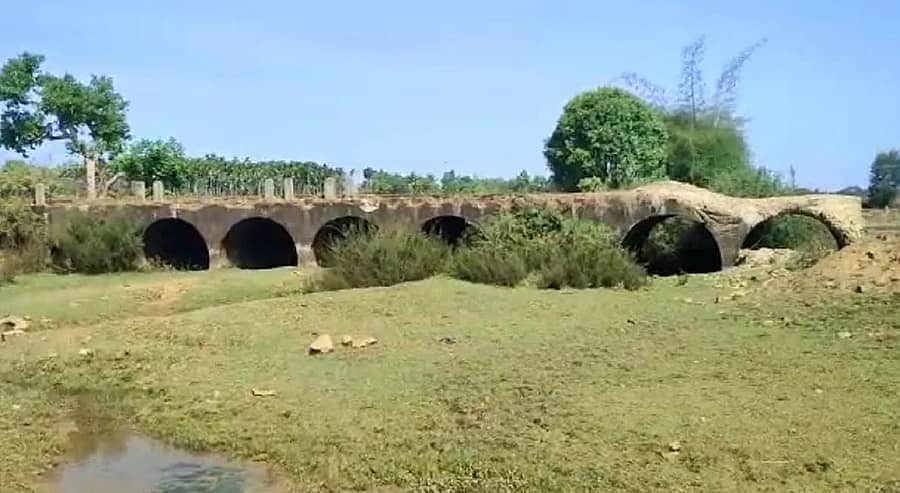 <div class="paragraphs"><p>ಶಿರಸಿ ತಾಲ್ಲೂಕಿನ ಬನವಾಸಿ ಸಮೀಪದ ಅಜ್ಜರಣಿಯಲ್ಲಿ ಹಳೆಯ ಸೇತುವೆಯನ್ನು ಅರ್ಧಂಬರ್ಧ ತೆಗೆದಿರುವುದು</p></div>
