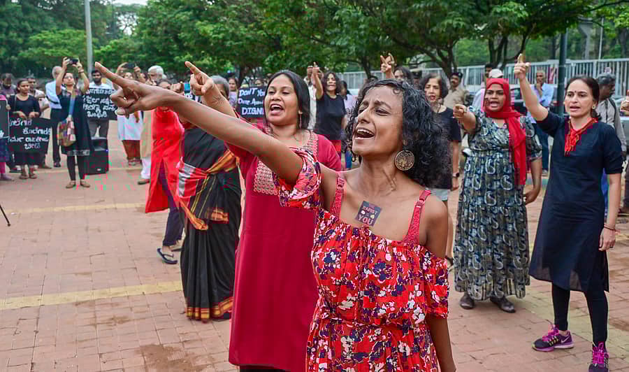 ಎಚ್.ಡಿ. ರೇವಣ್ಣ, ಪ್ರಜ್ವಲ್‌ ರೇವಣ್ಣ ಅವರನ್ನು ಕೂಡಲೇ ಬಂಧಿಸುವಂತೆ ಆಗ್ರಹಿಸಿ ಆಗ್ರಹಿಸಿ 'ನಾವೆದ್ದು ನಿಲ್ಲದಿದ್ದರೆ' ಸಂಘಟನೆ ಸದಸ್ಯರು ಸ್ವಾತಂತ್ರ್ಯ ಉದ್ಯಾನದಲ್ಲಿ ಶುಕ್ರವಾರ ಪ್ರತಿಭಟನೆ ನಡೆಸಿದರು –ಪ್ರಜಾವಾಣಿ ಚಿತ್ರ