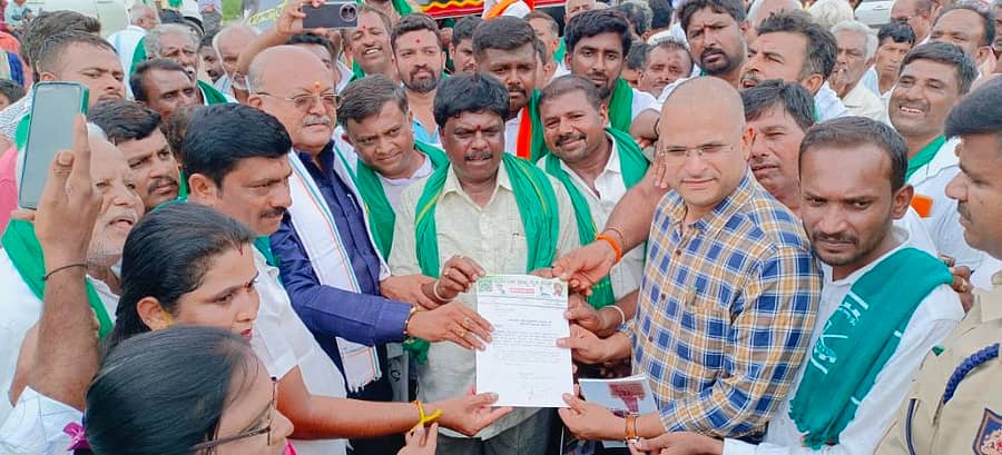 <div class="paragraphs"><p>ಮಾಗಡಿ ತಾಲ್ಲೂಕಿಗೆ ಹೇಮಾವತಿ ನೀರನ್ನು ಹರಿಸುವ ಎಕ್ಸ್ಪ್ರೆಸ್ ಕೆನಾಲ್ ಯೋಜನೆ ಪರವಾಗಿ ಮರೂರು ಹ್ಯಾಂಡ್ಪೋಸ್ಟ್ನಲ್ಲಿ ಶುಕ್ರವಾರ ‘ನಮ್ಮ ನೀರು ನಮ್ಮ ಹಕ್ಕು’ ಘೋಷವಾಕ್ಯದಡಿ ಪ್ರತಿಭಟನೆ ನಡೆಸಿದ ಹೋರಾಟಗಾರರು ತಹಶೀಲ್ದಾರ್ ಶರತ್ ಕುಮಾರ್ ಅವರಿಗೆ ಮನವಿ ಸಲ್ಲಿಸಿದರು. </p></div>