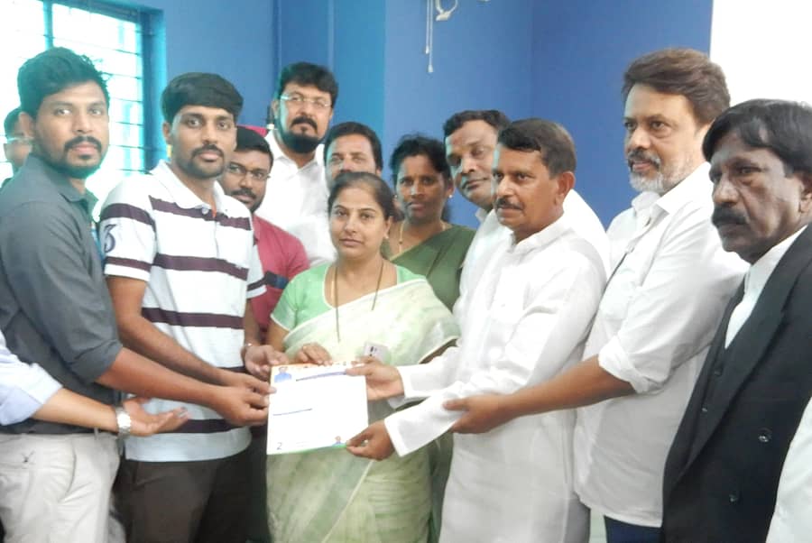 ಚಿತ್ರದುರ್ಗದ ಡಾನ್ ಬಾಸ್ಕೋ ಶಾಲೆಯಲ್ಲಿ ಆಗ್ನೇಯ ಪದವೀಧರ ಶಿಕ್ಷಕರ ಕ್ಷೇತ್ರದ ಕಾಂಗ್ರೆಸ್ ಅಭ್ಯರ್ಥಿ ಡಿ.ಟಿ.ಶ್ರೀನಿವಾಸ್ ಪರ ಮಾಜಿ ಸಂಸದ ಬಿ.ಎನ್. ಚಂದ್ರಪ್ಪ ಮತಯಾಚಿಸಿದರು