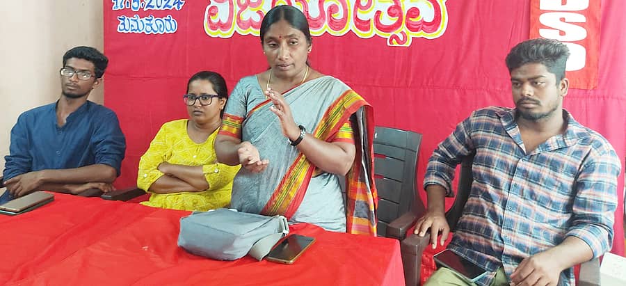 <div class="paragraphs"><p>ತುಮಕೂರಿನಲ್ಲಿ ಶುಕ್ರವಾರ ಎನ್ಇಪಿ ಸ್ಥಗಿತಗೊಳಿಸಿರುವುದಕ್ಕೆ ಎಐಡಿಎಸ್ಒ ಹಮ್ಮಿಕೊಂಡಿದ್ದ ವಿಜಯೋತ್ಸವದಲ್ಲಿ ಕಾರ್ಮಿಕ ಸಂಘಟನೆ ಮುಖಂಡರಾದ ಮಂಜುಳಾ ಗೋನಾವರ ಮಾತನಾಡಿದರು. ಎಐಡಿಎಸ್ಒ ಜಿಲ್ಲಾ ಘಟಕದ ಅಧ್ಯಕ್ಷೆ ಟಿ.ಅಶ್ವಿನಿ, ಜಿಲ್ಲಾ ಕಾರ್ಯದರ್ಶಿ ಸಿ.ಬಿ.ಲಕ್ಕಪ್ಪ ಹಾಜರಿದ್ದರು</p></div>