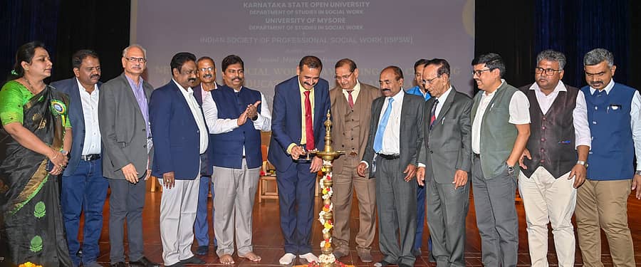 ಮೈಸೂರಿನ ಕೆಎಸ್ಒಯು ಘಟಿಕೋತ್ಸವ ಭವನದಲ್ಲಿ ನಡೆದ ವಿಚಾರ ಸಂಕಿರಣವನ್ನು ಪ್ರೊ.ಎನ್.ಕೆ.ಲೋಕನಾಥ್ ಉದ್ಘಾಟಿಸಿದರು. ಪ್ರೊ. ಶರಣಪ್ಪ ವಿ. ಹಲಸೆ, ಎಂ.ವಿ.ಶ್ರೀಗಣೇಶ್, ಪ್ರೊ.ಮನಿಷ್ ಕುಮಾರ್ ಝಾ, ಪ್ರೊ.ಐ.ಎ. ಷರೀಫ್, ಪ್ರೊ.ವೈ.ಎಸ್.ಸಿದ್ದೇಗೌಡ, ಪ್ರೊ.ಕೆ.ಬಿ.ಪ್ರವೀಣ, ಪ್ರೊ.ಬಿ.ರಮೇಶ್, ಪ್ರೊ.ಕೆ.ಜಿ.ಪರಶುರಾಮ, ಪ್ರೊ.ಆರ್.ಶಿವಪ್ಪ ಹಾಜರಿದ್ದರು –ಪ್ರಜಾವಾಣಿ ಚಿತ್ರ