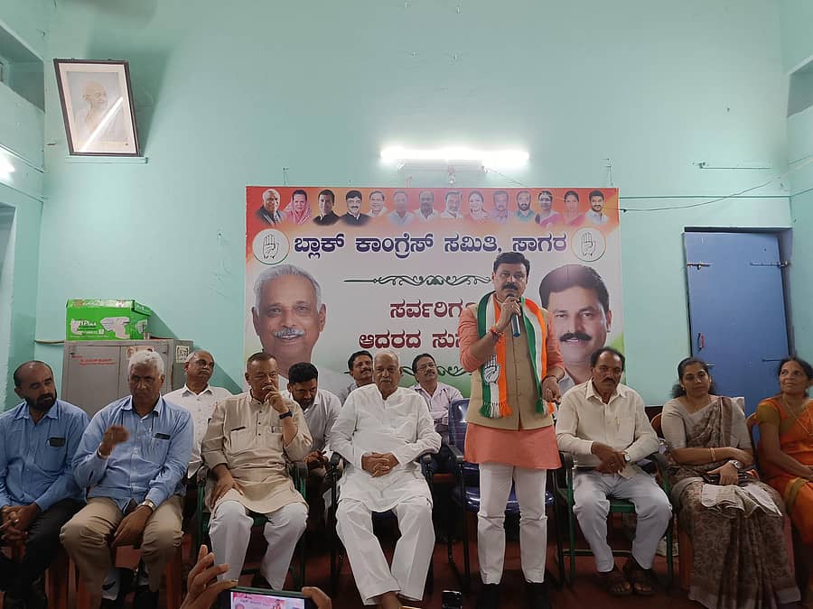 ಸಾಗರದಲ್ಲಿ ಗುರುವಾರ ನಡೆದ ಕಾಂಗ್ರೆಸ್ ಪಕ್ಷದ ಕಾರ್ಯಕರ್ತರ ಸಭೆಯಲ್ಲಿ ಶಾಸಕ ಗೋಪಾಲಕೃಷ್ಣ ಬೇಳೂರು ಮಾತನಾಡಿದರು. ಮಾಜಿ ಸಚಿವ ಕಾಗೋಡು ತಿಮ್ಮಪ್ಪ ಉಪಸ್ಥಿತರಿದ್ದರು