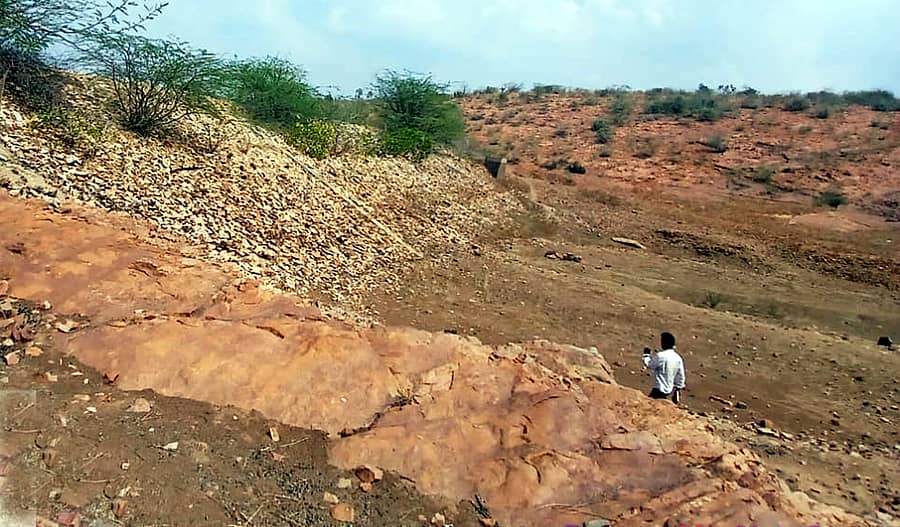 ರಾಮದುರ್ಗ ತಾಲ್ಲೂಕಿನ ಮುಳ್ಳೂರು ಸಮೀಪದಲ್ಲಿರುವ ಕೆರೆ ಸಂಪೂರ್ಣ ಬತ್ತಿದೆ