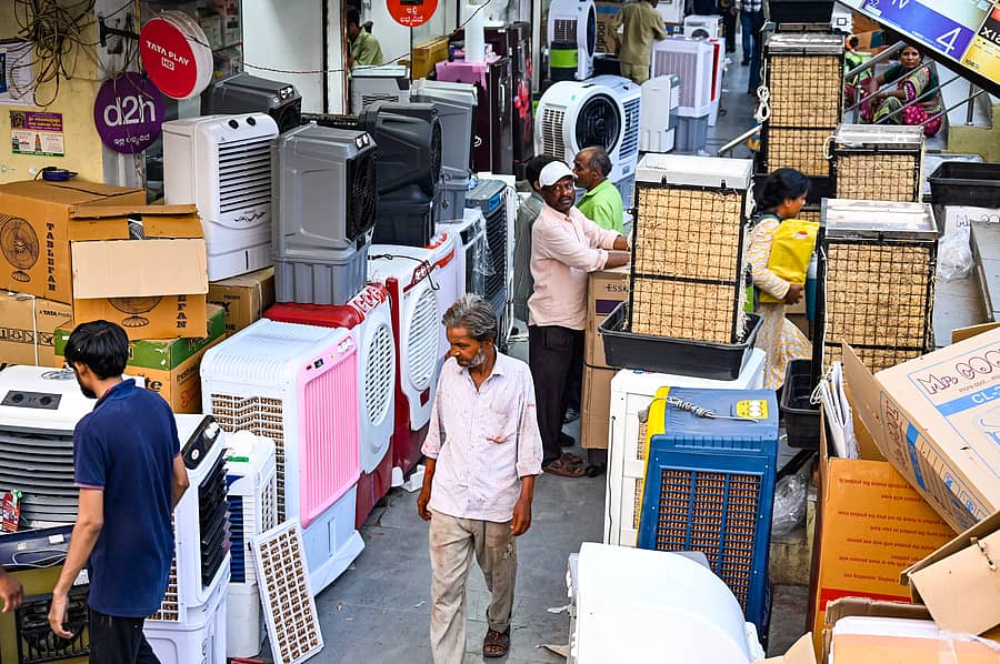 ಕಲಬುರಗಿಯ ಸೂಪರ್ ಮಾರುಕಟ್ಟೆಯಲ್ಲಿರುವ ಅಂಗಡಿಯೊಂದರಲ್ಲಿ ಏರ್ಕೂಲರ್ ಮಾರಾಟಕ್ಕೆ ಇಟ್ಟಿರುವುದು –ಪ್ರಜಾವಾಣಿ ಚಿತ್ರ/ತಾಜುದ್ದೀನ ಆಜಾದ್