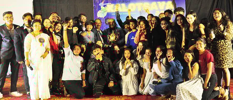 ತುಮಕೂರಿನ ಎಸ್ಎಸ್ಐಟಿ ಕಾಲೇಜಿನಲ್ಲಿ ಈಚೆಗೆ ಮುಕ್ತಾಯವಾದ ಕಲೋತ್ಸವದಲ್ಲಿ ಸಿದ್ಧಾರ್ಥ ಎಂಜಿನಿಯರಿಂಗ್ ಕಾಲೇಜಿನ ‘ಸಂಸ್ಕೃತಿ’ ತಂಡ ಚಾಂಪಿಯನ್ ಟ್ರೋಫಿ ಪಡೆಯಿತು. ಸಾಹೇ ವಿ.ವಿ ಕುಲಪತಿ ಕೆ.ಬಿ.ಲಿಂಗೇಗೌಡ, ಪ್ರಾಂಶುಪಾಲ ಎಂ.ಎಸ್.ರವಿಪ್ರಕಾಶ್ ಇತರರು ಹಾಜರಿದ್ದರು