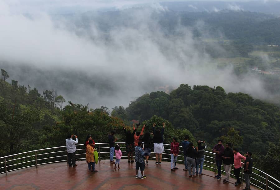 <div class="paragraphs"><p>ರಾಜಾಸೀಟ್ ಉದ್ಯಾನದಲ್ಲಿ ಮಳೆಗಾಲದ ರಮ್ಯ ನೋಟ </p></div>