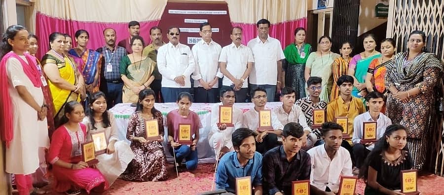 ಬೀದರ್ನ ದತ್ತಗಿರಿ ಮಹಾರಾಜ ಶಿಕ್ಷಣ ಸಂಸ್ಥೆಯಲ್ಲಿ ದ್ವಿತೀಯ ಪಿಯುಸಿ, ಸಿಬಿಎಸ್ಇ ಹತ್ತನೇ, ಎಸ್ಎಸ್ಎಲ್ಸಿ ಕನ್ನಡ ಹಾಗೂ ಆಂಗ್ಲ ಮಾಧ್ಯಮ ಪರೀಕ್ಷೆಯಲ್ಲಿ ಸಾಧನೆಗೈದ ವಿದ್ಯಾರ್ಥಿಗಳನ್ನು ಸನ್ಮಾನಿಸಲಾಯಿತು