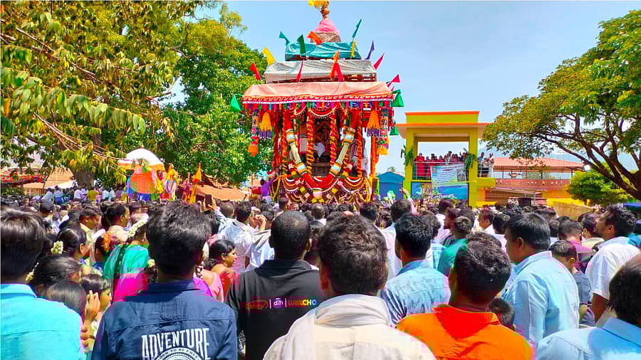 ಹೊಗರೇಹಳ್ಳಿ ಲಕ್ಷ್ಮೀರಂಗನಾಥಸ್ವಾಮಿಯವರ ರಥೋತ್ಸವವು ಸಾವಿರಾರು ಭಕ್ತರ ಉಪಸ್ಥಿತಿಯಲ್ಲಿ ಬುಧವಾರ ಮಧ್ಯಾಹ್ನ ನೆರವೇರಿತು