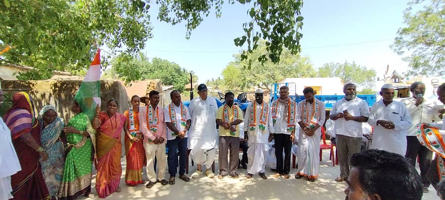 ಡಂಬಳ ಹೋಬಳಿಯ ಅತ್ತಿಕಟ್ಟಿ ಗ್ರಾಮದಲ್ಲಿ ಹಾವೇರಿ–ಗದಗ ಲೋಕಸಭಾ ಕ್ಷೇತ್ರದ ಕಾಂಗ್ರೆಸ್ ಅಭ್ಯರ್ಥಿ ಆನಂದಸ್ವಾಮಿ ಗಡ್ಡದೇವರಮಠ ಅವರ ಪರವಾಗಿ ಶುಕ್ರವಾರ ಪ್ರಚಾರ ಕೈಗೊಂಡಿದ್ದ ಶಾಸಕ ಜಿ.ಎಸ್.ಪಾಟೀಲ ಸಮ್ಮುಖದಲ್ಲಿ ಕೆಲವರು ಬಿಜೆಪಿ ತೊರೆದು ಕಾಂಗ್ರೆಸ್ ಪಕ್ಷಕ್ಕೆ ಸೇರ್ಪಡೆಯಾದರು