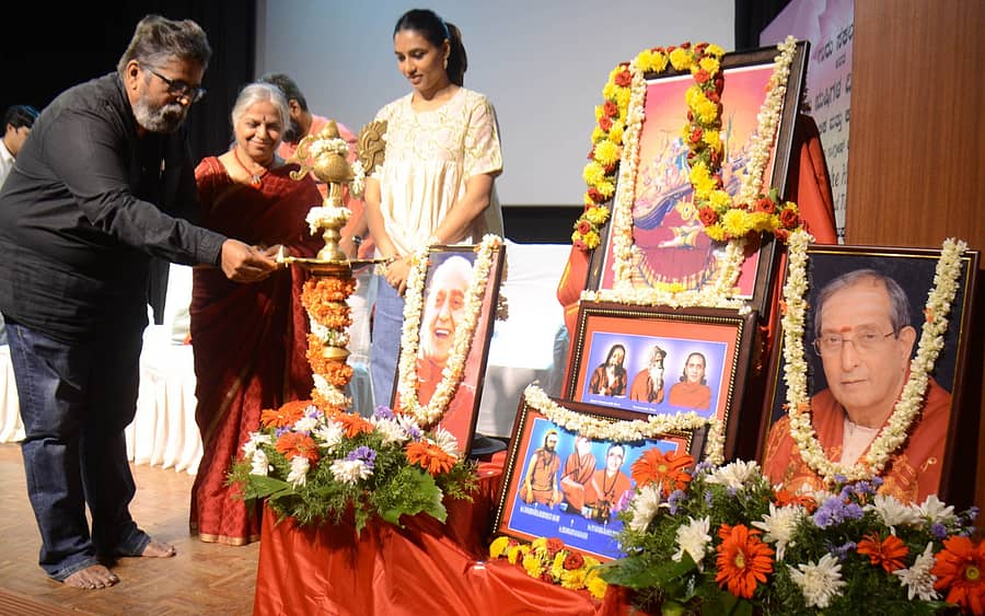 ಪತ್ರಕರ್ತ ಜೋಗಿ ಅವರಿಂದ ಸಭಾ ಕಾರ್ಯಕ್ರಮದ ಉದ್ಘಾಟನೆ, ಗುರು ಸಕಲಮಾ, ಸಪ್ತಮಿ ಗೌಡ ಇದ್ದಾರೆ.