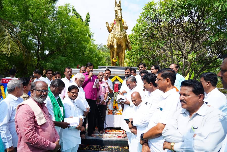 ಗಂಗಾವತಿ ನಗರದ ಕೃಷ್ಣದೇವರಾಯ ವೃತ್ತದ ಬಳಿ ಶುಕ್ರವಾರ ನಡೆದ ಬಸವಣ್ಣನವರ ಜಯಂತಿಯಲ್ಲಿ ಶಾಸಕ ಜಿ.ಜನಾರ್ದನರೆಡ್ಡಿ ಮಾತನಾಡಿದರು