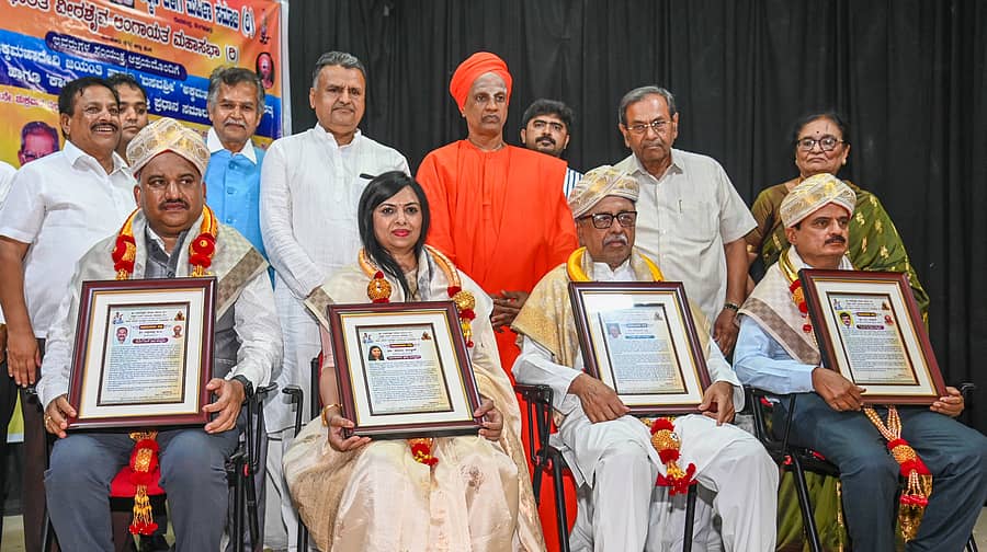 ತಿಪ್ಪೇಶಪ್ಪ (ಕಾಯಕ ಯೋಗಿ), ಡಾ. ಶಾಲಿನಿ (ಅಕ್ಕಮಹಾದೇವಿ ಪ್ರಶಸ್ತಿ), ಅರವಿಂದ ಜತ್ತಿ(ಬಸವಶ್ರೀ) ಮತ್ತು ಟಿ.ಪಿ. ಕಲ್ಲೇಶ್ (ಕಾಯಕ ರತ್ನ) ಅವರಿಗೆ ಪ್ರಶಸ್ತಿ ನೀಡಿ ಗೌರವಿಸಲಾಯಿತು. ‌
–ಪ್ರಜಾವಾಣಿ ಚಿತ್ರ