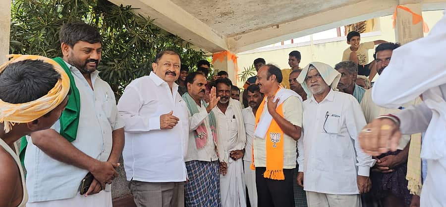 <div class="paragraphs"><p>ಜಗಳೂರು ತಾಲ್ಲೂಕಿನ ದಿದ್ದಿಗೆ ಗ್ರಾಮದಲ್ಲಿ ಗುರುವಾರ ಬಿಜೆಪಿ ಚುನಾವಣಾ ಪ್ರಚಾರ ಸಭೆಯಲ್ಲಿ ಮಾಜಿ ಶಾಸಕ ಎಸ್.ವಿ. ರಾಮಚಂದ್ರ, ಎಚ್.ಪಿ. ರಾಜೇಶ್, ಜೆಡಿಎಸ್ ಮುಖಂಡ ಕೆ.ಬಿ. ಕಲ್ಲೇರುದ್ರೇಶ್ ಭಾಗವಹಿಸಿದ್ದರು</p></div>