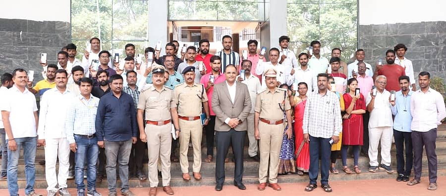 ಜಿಲ್ಲಾ ಪೊಲೀಸ್ ವರಿಷ್ಠಾಧಿಕಾರಿ ಚನ್ನಬಸವಣ್ಣ ಎಸ್.ಎಲ್. ಅವರ ಸಮ್ಮುಖದಲ್ಲಿ ಬೀದರ್ನಲ್ಲಿ ಸೋಮವಾರ ವಾರಸುದಾರರಿಗೆ ಮೊಬೈಲ್ಗಳನ್ನು ಹಿಂತಿರುಗಿಸಲಾಯಿತು