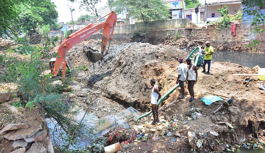 ಹುಬ್ಬಳ್ಳಿಯ ತೊರವಿ ಹಕ್ಕಲ್ ಪ್ರದೇಶದಲ್ಲಿನ ರಾಜಕಾಲುವೆಯ ಹೂಳು, ತ್ಯಾಜ್ಯವನ್ನು ಜೆಸಿಬಿ ಯಂತ್ರದ ಮೂಲಕ ತೆಗೆಯುತ್ತಿರುವುದು