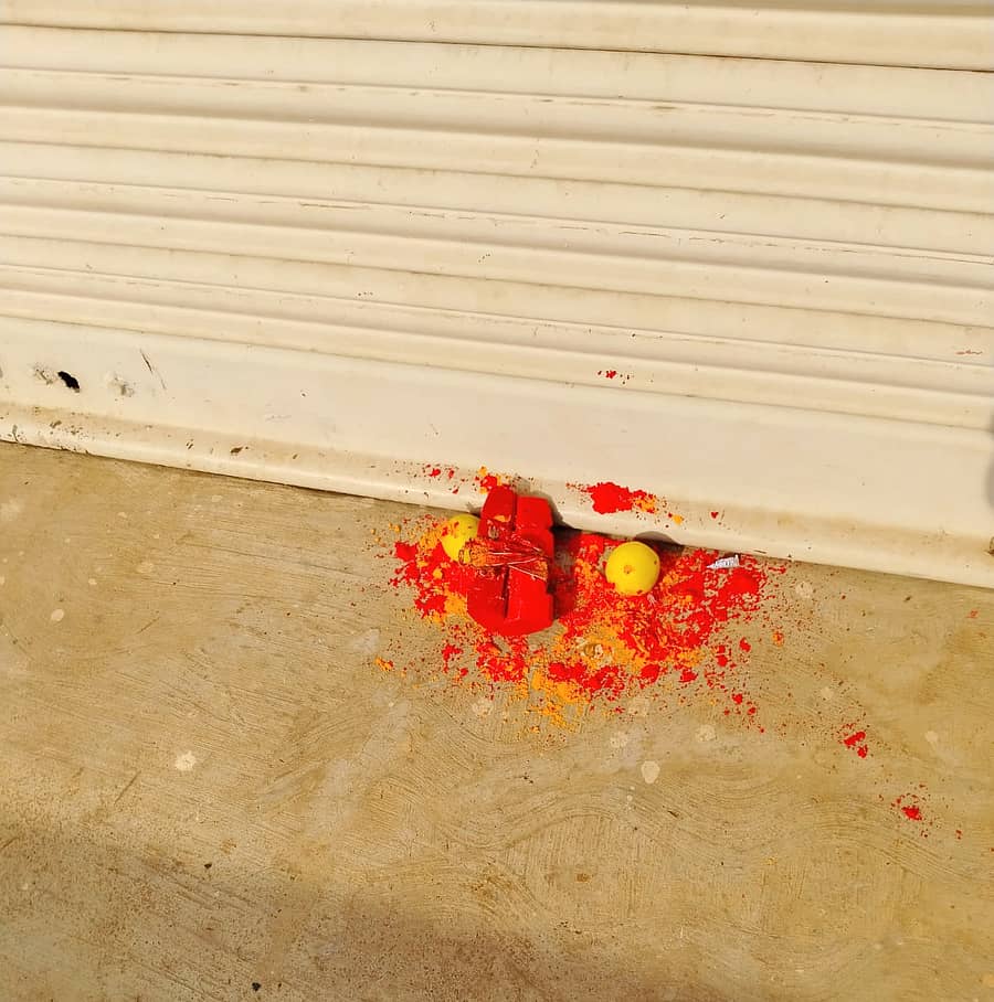 ಶಿಕಾರಿಪುರದಲ್ಲಿ ಗುರುವಾರ ಪಕ್ಷೇತರ ಅಭ್ಯರ್ಥಿ ಕೆ.ಎಸ್. ಈಶ್ವರಪ್ಪ ಅವರ ರಾಷ್ಟ್ರಭಕ್ತರ ಬಳಗದ ಕಚೇರಿ ಮುಂಭಾಗ ವಾಮಾಚಾರ ನಡೆದಿರುವುದು