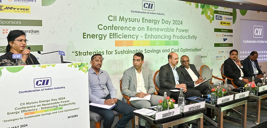 ಸಿಐಐ ಮೈಸೂರು ಘಟಕವು ನಗರದ ಖಾಸಗಿ ಹೋಟೆಲ್ನಲ್ಲಿ ಬುಧವಾರ ಆಯೋಜಿಸಿದ್ದ ವಿಚಾರ ಸಂಕಿರಣದಲ್ಲಿ ಸೆಸ್ಕ್ ಎಂ.ಡಿ. ಜಿ. ಶೀಲಾ ಮಾತನಾಡಿದರು. ಜಿ. ಸಂತೋಷ್, ಈಶ್ವರ ರಾವ್, ಅಖಿಲೂರ್ ರೆಹಮಾನ್, ಸ್ಯಾಮ್ ಚೆರಿಯನ್, ಸಿ.ಪಿ. ಗಣಪತಿ ಪಾಲ್ಗೊಂಡರು