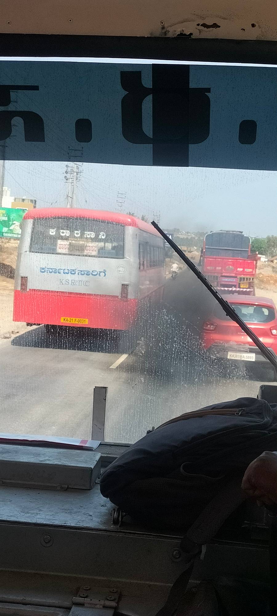 ದಟ್ಟ ಹೊಗೆ ಉಗುಳುತ್ತಿರುವ ಬಸ್‌ಗಳು.