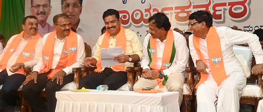 ಕಾರ್ಯಕರ್ತರ ಸಭೆಯಲ್ಲಿ ವಿ.ಸುನಿಲ್ ಕುಮಾರ್, ಡಾ.ಧನಂಜಯ ಸರ್ಜಿ, ಬಿ.ವೈ.ವಿಜಯೇಂದ್ರ, ಸತೀಶ್ ಕುಂಪಲ, ಎಸ್.ಎಲ್.ಭೋಜೇಗೌಡ ಭಾಗವಸಿದ್ದರು – ಪ್ರಜಾವಾಣಿ ಚಿತ್ರ