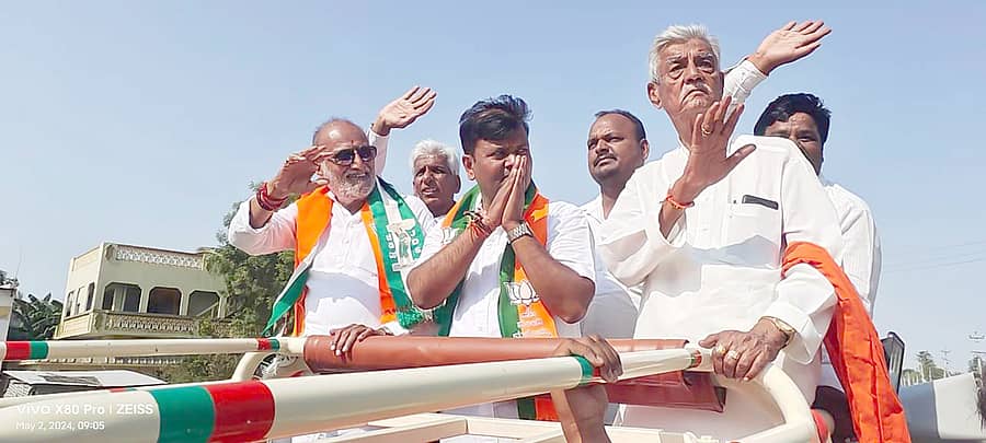 ಸಿಂಧನೂರು ತಾಲ್ಲೂಕಿನ ವಿವಿಧ ಹಳ್ಳಿ ಮತ್ತು ಕ್ಯಾಂಪ್ಗಳಲ್ಲಿ ಗುರುವಾರ ಬಿಜೆಪಿ ಮತ್ತು ಜೆಡಿಎಸ್ ಪಕ್ಷದ ನಾಯಕರು ಭರ್ಜರಿ ಪ್ರಚಾರ, ರೋಡ್ಶೋ ನಡೆಸಿ ಕೊಪ್ಪಳ ಕ್ಷೇತ್ರದ ಬಿಜೆಪಿ ಅಭ್ಯರ್ಥಿ ಡಾ.ಬಸವರಾಜ ಕ್ಯಾವಟರ್ ಪರ ಮತಯಾಚನೆ ಮಾಡಿದರು