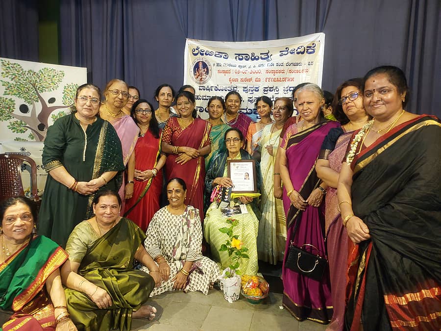 ಬೆಂಗಳೂರಿನ ಲೇಖಿಕಾ ಸಾಹಿತ್ಯ ವೇದಿಕೆಯಿಂದ ಮೈಸೂರಿನಲ್ಲಿ ಬುಧವಾರ ಏರ್ಪಡಿಸಿದ್ದ ಸಂವಾದ ಕಾರ್ಯಕ್ರಮದಲ್ಲಿ ಲೇಖಕಿ ವಸುಮತಿ ಉಡುಪ ಅವರನ್ನು ಸನ್ಮಾನಿಸಲಾಯಿತು