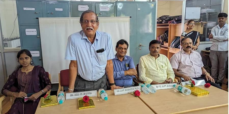 <div class="paragraphs"><p>ಚಾಮರಾಜನಗರದ ಜೆಎಸ್‌ಎಸ್‌ ಮಹಿಳಾ ಕಾಲೇಜಿನಲ್ಲಿ ನಡೆದ ವಿಕಿಪೀಡಿಯ ಸಮುದಾಯ ಬೆಳವಣಿಗೆ ಕಾರ್ಯಾಗಾರದಲ್ಲಿ ಯು.ಬಿ.ಪವನಜ ಮಾತನಾಡಿದರು. ಪ್ರಜ್ಞಾ ದೇವಾಡಿಗ, ಪ್ರಾಂಶುಪಾಲ ಮಹದೇವಸ್ವಾಮಿ, ಬಿ.ಎಸ್‌.ವಿನಯ್‌, ವರಪ್ರಸಾದ್‌ ಪಾಲ್ಗೊಂಡಿದ್ದರು</p></div>