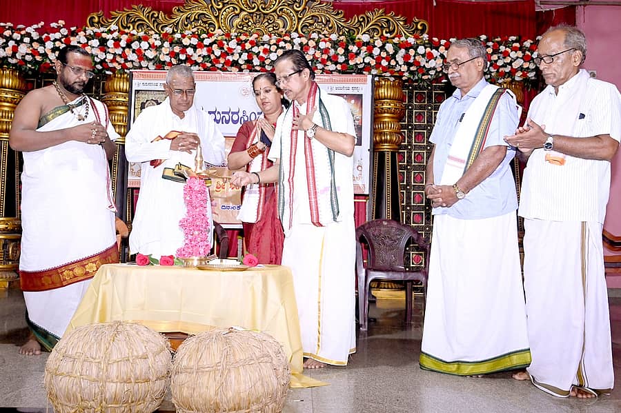 ಸಾಲಿಗ್ರಾಮ ಗುರುನರಸಿಂಹ ದೇವಸ್ಥಾನದಲ್ಲಿ ಗುರುವಾರ ಶಂಕರ ಜಯಂತಿ ಉತ್ಸವಕ್ಕೆ ಸಾಲಿಗ್ರಾಮ ಗುರುನರಸಿಂಹ ದೇವಸ್ಥಾನದ ಆಡಳಿತ ಮಂಡಳಿ ಅಧ್ಯಕ್ಷ ಕೆ.ಎಸ್.ಕಾರಂತ ಚಾಲನೆ ನೀಡಿದರು