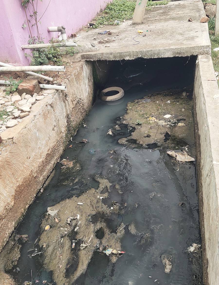 ಬಾಗೇಪಲ್ಲಿ ಪಟ್ಟಣದಲ್ಲಿ ಬ್ರಿಟಿಷರ ಕಾಲದಲ್ಲಿ ನಿರ್ಮಾಣಗೊಂಡಿರುವ ರಾಜಕಾಲುವೆ ಇದೀಗ ಚರಂಡಿ ಕಾಲುವೆ ಆಗಿರುವುದು