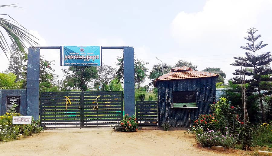 ಚನ್ನಪಟ್ಟಣ ತಾಲ್ಲೂಕಿನ ಕೆಂಗಲ್ ಬಳಿ ನಿರ್ಮಾಣ ಮಾಡಿರುವ ಕೆಂಗಲ್ ಹನುಮಂತಯ್ಯ ವೃಕ್ಷೊದ್ಯಾನದ ಪ್ರವೇಶ ದ್ವಾರ