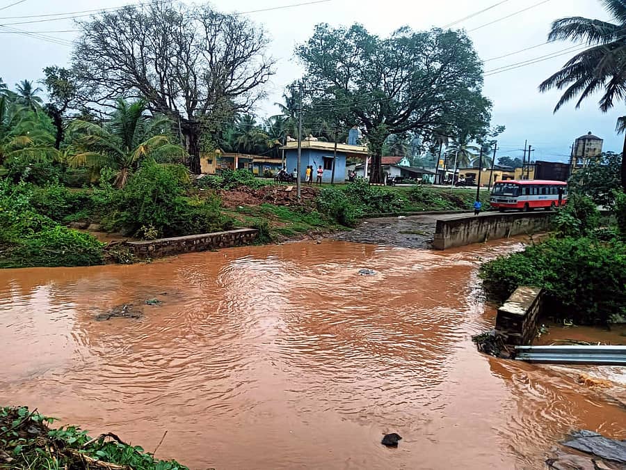 ಚನ್ನಪಟ್ಟಣ ತಾಲೂಕಿನ ನಾಗವಾರ ಗ್ರಾಮದಲ್ಲಿ ಧಾರಾಕಾರ ಮಳೆ ಸುರಿದ ಕಾರಣ ರಸ್ತೆಯಲ್ಲಿ ನೀರು ತುಂಬಿ ಹರಿಯಿತು. ಸರ್ಕಾರಿ ಬಸ್ಸೊಂದು ರಸ್ತೆದಾಟಲು ಕಾಯುವಂತಾಯಿತು