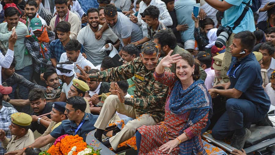 <div class="paragraphs"><p>ಉತ್ತರಪ್ರದೇಶದ ಫತೇಪುರ್ ಸಿಕ್ರಿಯಲ್ಲಿ ಪ್ರಿಯಾಂಕಾ ಗಾಂಧಿ ಅವರು ಶುಕ್ರವಾರ ರೋಡ್ ಶೋ ನಡೆಸಿದರು</p></div>