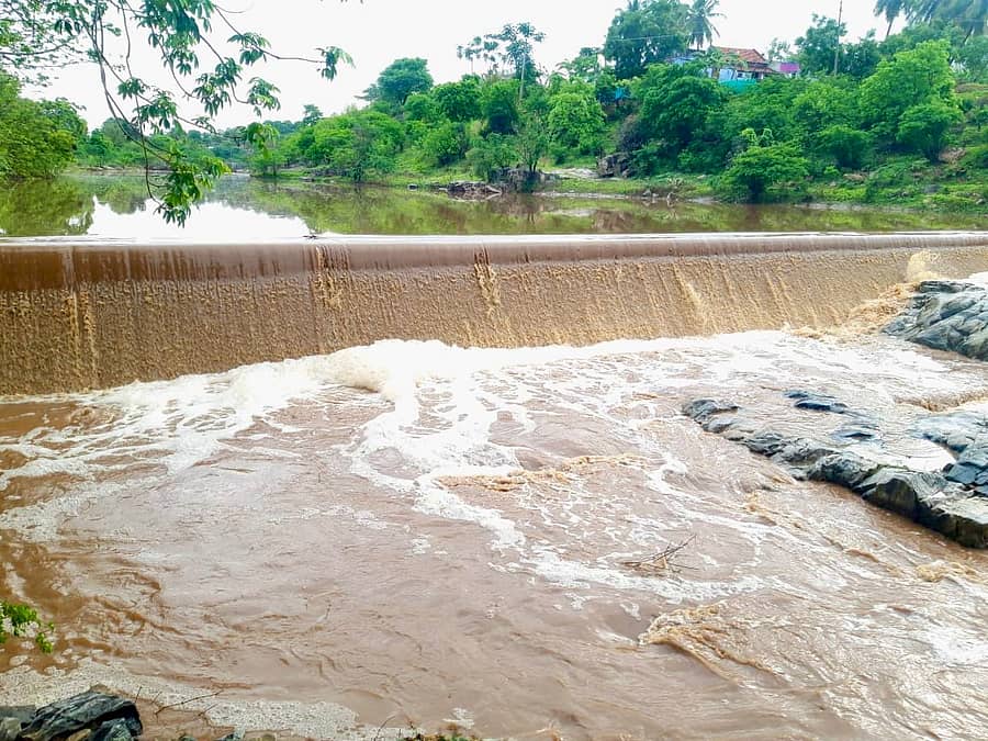 ಹನೂರು ತಾಲ್ಲೂಕಿನ ಸಂದನಪಾಳ್ಯ ಗ್ರಾಮದಲ್ಲಿ ಚೆಕ್ ಡ್ಯಾಂ ತುಂಬಿ ಹರಿಯುತ್ತಿರುವುದು