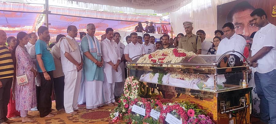 <div class="paragraphs"><p>ಕೆ.ವಸಂತ ಬಂಗೇರ ಅವರಿಗೆ ಜಿಲ್ಲಾಧಿಕಾರಿ ಮುಲ್ಲೈ ಮುಗಿಲನ್ ಎಂ.ಪಿ ಅವರು ಗುರುವಾರ ಸರ್ಕಾರಿ ಗೌರವವನ್ನು ಸಲ್ಲಿಸಿದರು. ವಿಧಾನ ಪರಿಷತ್ ಸದಸ್ಯರಾದ ಕೆ.ಹರೀಶ್‌ ಕುಮಾರ್‌, ಪ್ರತಾಪಸಿಂಹ ನಾಯಕ್‌, ಸಂಸದ ನಳಿನ್ ಕುಮಾರ್ ಕಟೀಲ್‌, ಮತ್ತಿತರರು ಭಾಗವಹಿಸಿದ್ದರು&nbsp;</p></div>