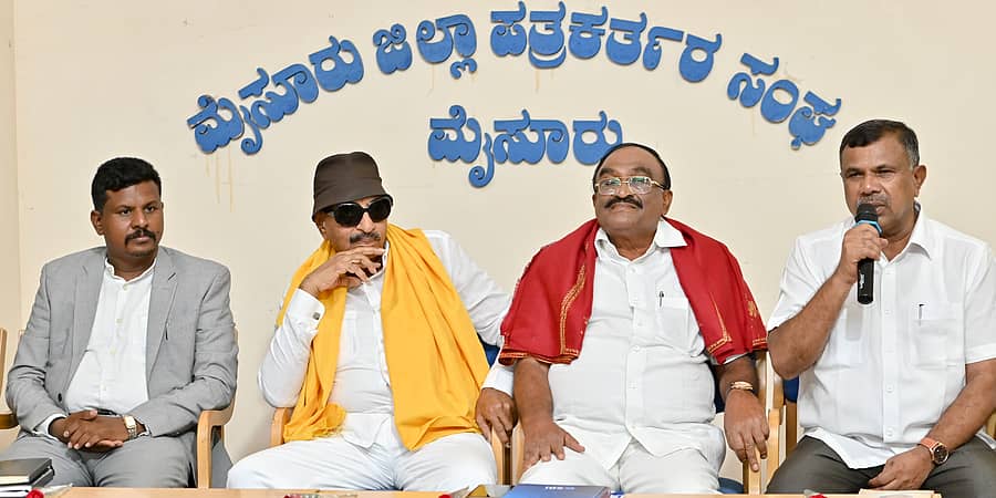 ಮೈಸೂರು ಜಿಲ್ಲಾ ಪತ್ರಕರ್ತರ ಭವನದಲ್ಲಿ ಶುಕ್ರವಾರ ನಡೆದ ‘ಮಾಧ್ಯಮ ಸಂವಾದ’ ಕಾರ್ಯಕ್ರಮದಲ್ಲಿ ದಕ್ಷಿಣ ಶಿಕ್ಷಕರ ಕ್ಷೇತ್ರದ ಕಾಂಗ್ರೆಸ್ ಪಕ್ಷದ ಅಭ್ಯರ್ಥಿ ಮರಿತಿಬ್ಬೇಗೌಡ ಮಾತನಾಡಿದರು. ಬಿಎಸ್ಪಿ ಬೆಂಬಲಿತ ಆರ್. ಮಹೇಶ್, ಕನ್ನಡ ಚಳವಳಿ ವಾಟಾಳ್‌ ಪಕ್ಷದ ವಾಟಾಳ್ ನಾಗರಾಜ್, ಪಕ್ಷೇತರ ಅಭ್ಯರ್ಥಿ ಕೆ.ಸಿ. ಪುಟ್ಟಸಿದ್ದಶೆಟ್ಟಿ ಭಾಗವಹಿಸಿದ್ದರು– ಪ್ರಜಾವಾಣಿ ಚಿತ್ರ