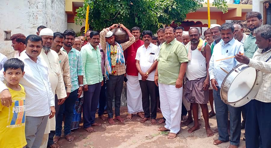 ಮುದ್ದೇಬಿಹಾಳ ತಾಲ್ಲೂಕಿನ ಹುಲ್ಲೂರು ಗ್ರಾಮದ ಮಾರುತೇಶ್ವರ ಜಾತ್ರೆ ನಿಮಿತ್ತ ಓಕಳಿ ಹೊಂಡವನ್ನು ತುಂಬಿಸಿದ ಚಂದನಗೌಡ ಕೊಡಗಾನೂರ ಅವರನ್ನು ಗ್ರಾಮಸ್ಥರು ಸನ್ಮಾನಿಸಿದರು