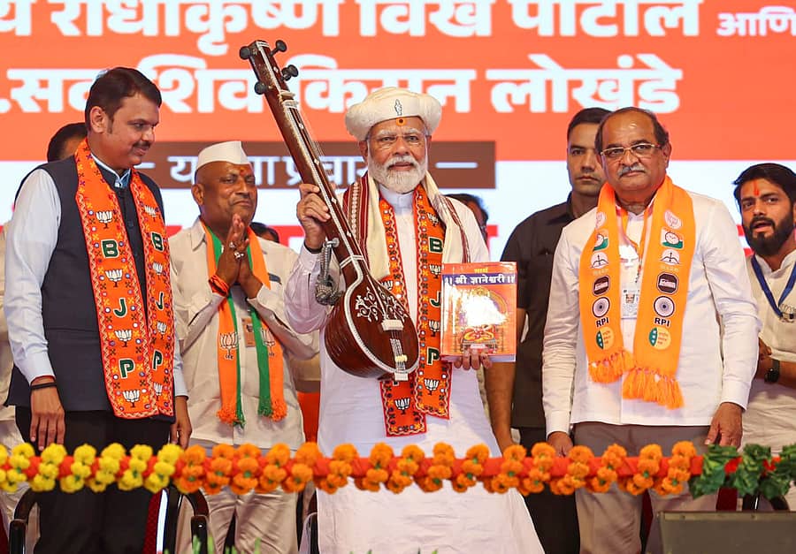 ಮಹಾರಾಷ್ಟ್ರದ ಅಹಮದ್ನಗರದಲ್ಲಿ ನಡೆದ ಚುನಾವಣಾ ಪ್ರಚಾರ ಸಭೆಯಲ್ಲಿ ಪಾಲ್ಗೊಂಡಿದ್ದ ಪ್ರಧಾನಿ ನರೇಂದ್ರ ಮೋದಿ ಅವರಿಗೆ ಸ್ಮರಣಿಗೆ ನೀಡಿ ಗೌರವಿಸಲಾಯಿತು –ಪಿಟಿಐ ಚಿತ್ರ