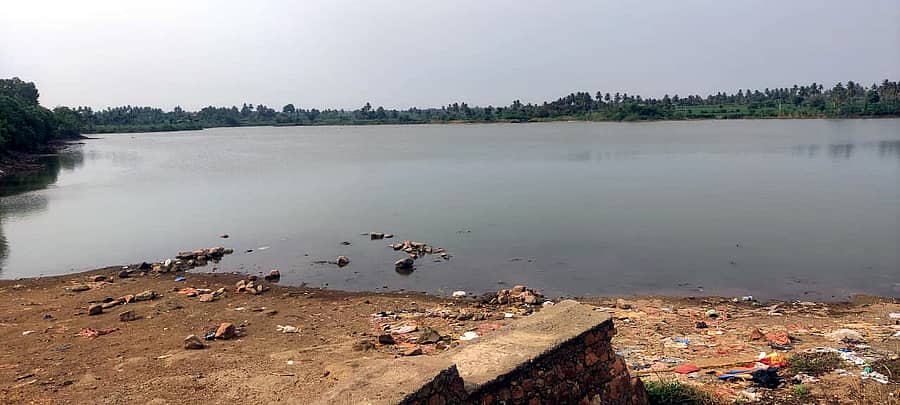 ಬನಹಟ್ಟಿಯ ಕೆರೆಯ ಬಳಿ ನಾಮಫಲಕ ಅಳವಡಿಸದೆ ಇರುವುದು