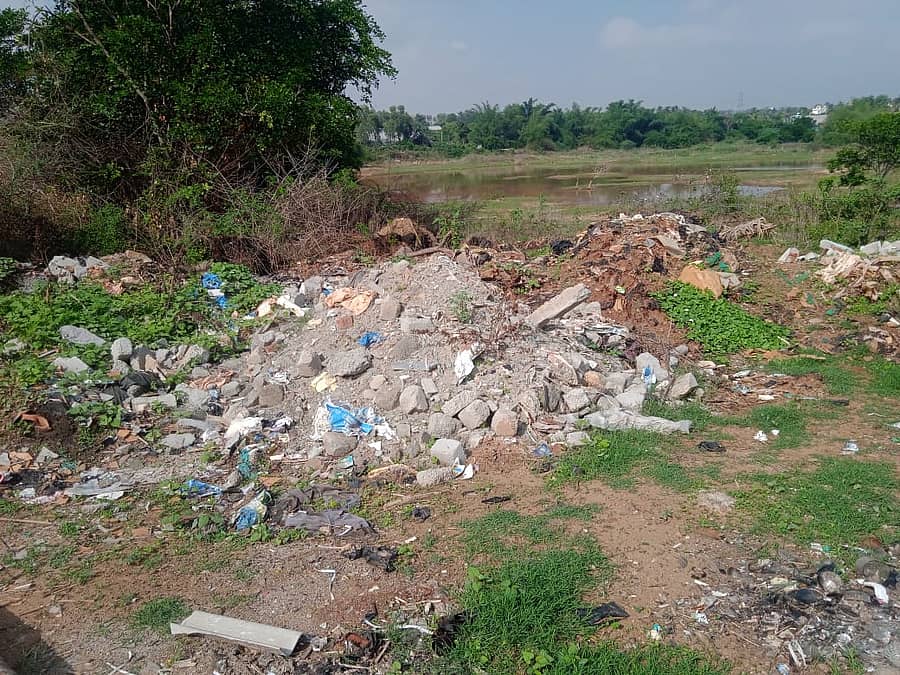 ರಾಮಪ್ಪನ ಕೆರೆ ಅಂಗಳದಲ್ಲಿ ತ್ಯಾಜ್ಯ ಸುರಿದಿರುವ ದೃಶ್ಯ